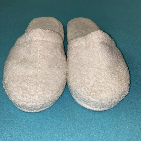 Spa slippers slip on comfy cushy fuzzy white rubber non-slip sole NEW size 9 1/2 - Picture 2 of 5